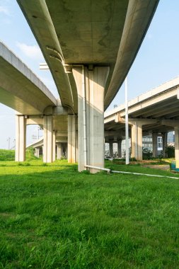 Şehirdeki üst geçidin altında beton yapı ve asfalt yol alanı