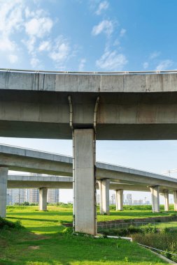 Şehirdeki üst geçidin altında beton yapı ve asfalt yol alanı