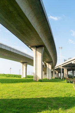 Şehirdeki üst geçidin altında beton yapı ve asfalt yol alanı