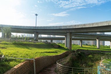 Şehirdeki üst geçidin altında beton yapı ve asfalt yol alanı