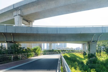 Şehirdeki üst geçidin altında beton yapı ve asfalt yol alanı