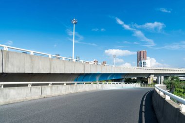 Otoyol ve viyadük mavi bulutların altında