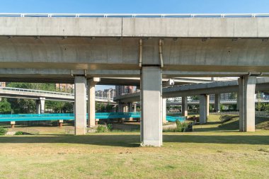 Şehirdeki üst geçidin altında beton yapı ve asfalt yol alanı