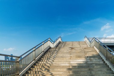 Modern bir binanın korkuluk ve merdivenlerinin detaylarını kapat.