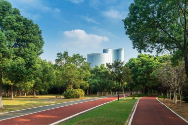 Bahar Parkı ve modern şehir