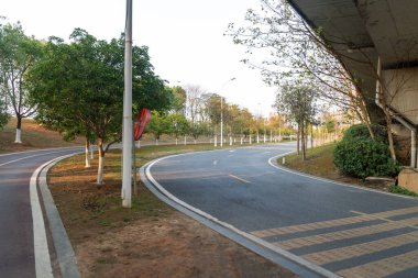 Şehirdeki boş şehir yolu ve binalar