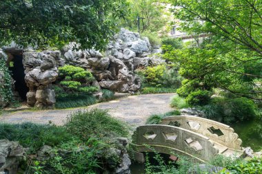 Asya bahçesinde taş köprü