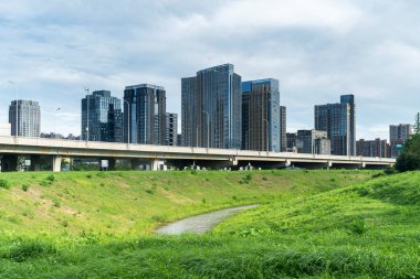 Şehir merkezi ve modern şehrin parkındaki çiçek tarlası.