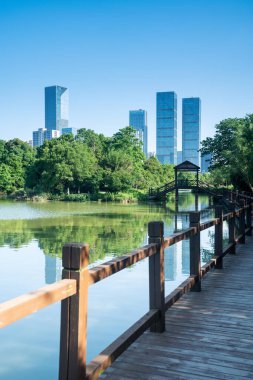 Bahar Parkı ve modern şehir