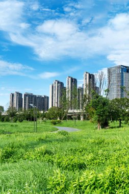 Şangay 'da modern bina geçmişi olan şehir parkı.