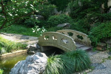 Asya bahçesinde taş köprü