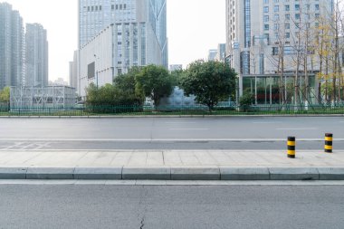 Şehirdeki boş şehir yolu ve binalar