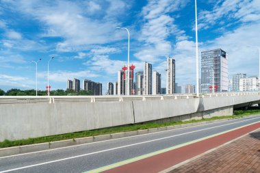 Şehirdeki üst geçidin altında beton yapı ve asfalt yol alanı