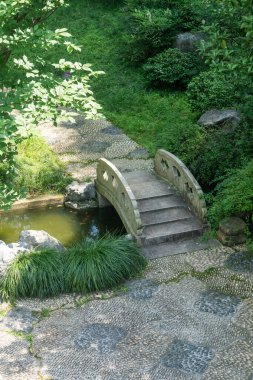 Asya bahçesinde taş köprü
