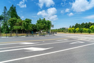 Şehirdeki boş şehir yolu ve binalar