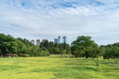 Bahar Parkı ve modern şehir