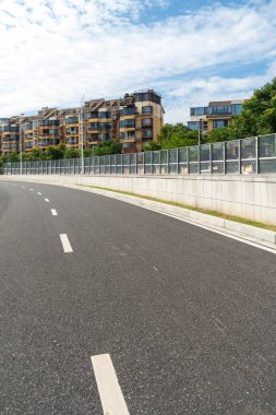 Şehirdeki boş şehir yolu ve binalar