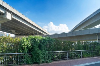 Şehirdeki üst geçidin altında beton yapı ve asfalt yol alanı