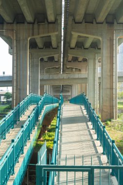 Şehirdeki üst geçidin altında beton yapı ve asfalt yol alanı