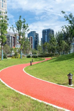 Modern şehirde yürüyüş yolu