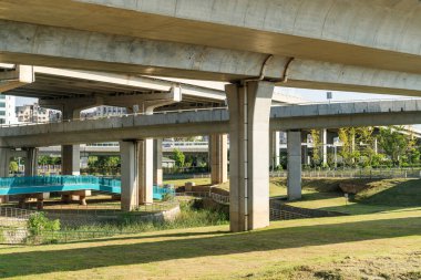 Şehirdeki üst geçidin altında beton yapı ve asfalt yol alanı