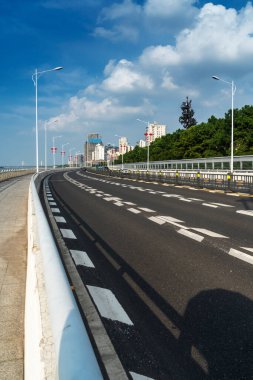 Şehirdeki boş şehir yolu ve binalar