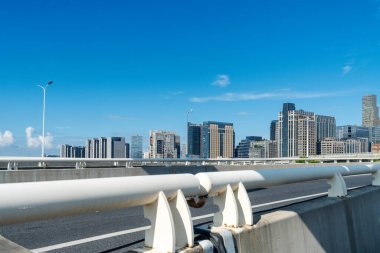 Otoyol üst geçidi modern şehrin ufuk çizgisi arkaplanı