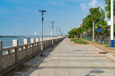 Modern şehirde yürüyüş yolu