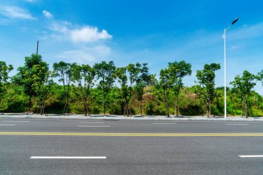 Şehirdeki boş şehir yolu ve binalar