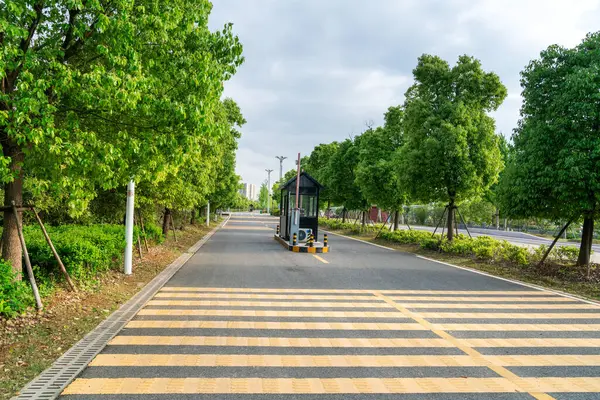 Şehirdeki boş şehir yolu ve binalar