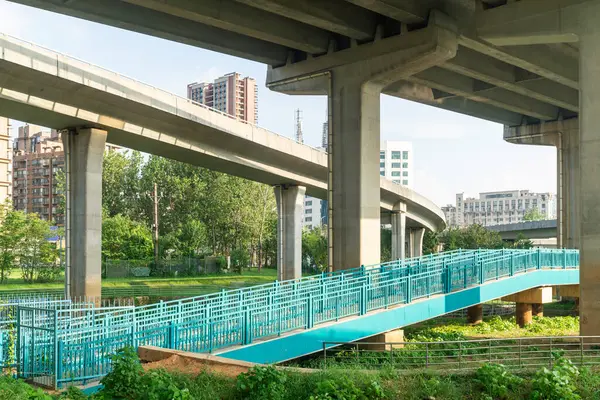 Şehirdeki üst geçidin altında beton yapı ve asfalt yol alanı