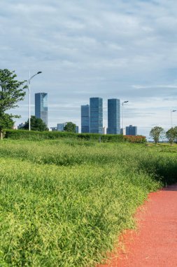 Şangay 'da modern bina geçmişi olan şehir parkı.