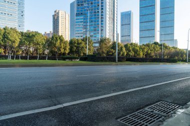 Şehirdeki boş şehir yolu ve binalar
