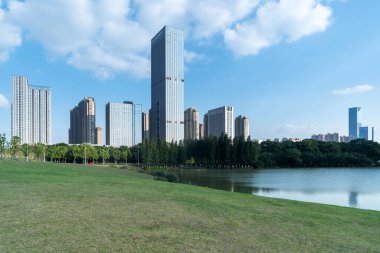 Bahar Parkı ve modern şehir