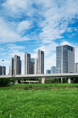 Şangay 'da modern bina geçmişi olan şehir parkı.