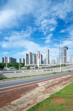Şehirdeki üst geçidin altında beton yapı ve asfalt yol alanı