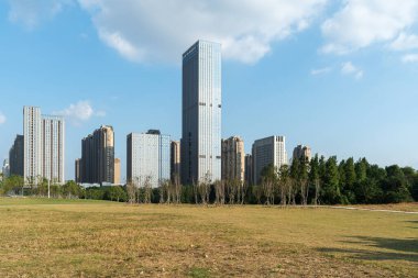 Şangay 'da modern bina geçmişi olan şehir parkı.