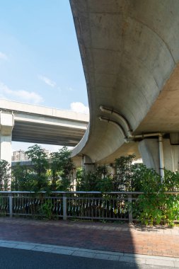 Şehirdeki üst geçidin altında beton yapı ve asfalt yol alanı