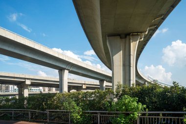 Şehirdeki üst geçidin altında beton yapı ve asfalt yol alanı