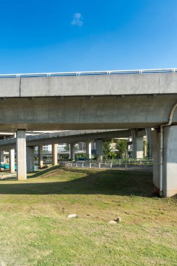 Şehirdeki üst geçidin altında beton yapı ve asfalt yol alanı
