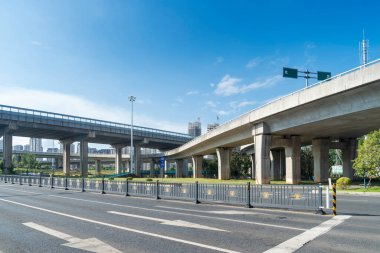 Şehirdeki üst geçidin altında beton yapı ve asfalt yol alanı