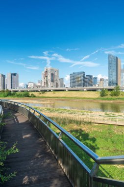 Bahar Parkı ve modern şehir