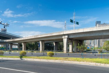 Şehirdeki üst geçidin altında beton yapı ve asfalt yol alanı