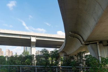 Şehirdeki üst geçidin altında beton yapı ve asfalt yol alanı