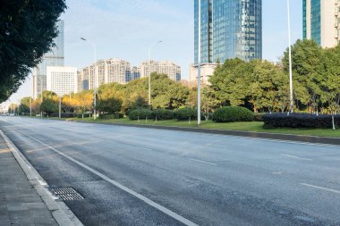 Şehirdeki boş şehir yolu ve binalar