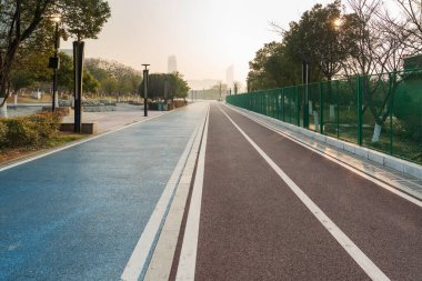 Modern şehirde yürüyüş yolu