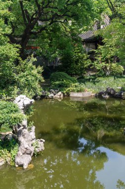 Jiangnan tarzında geleneksel bir bahçe.