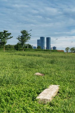 Bahar Parkı ve modern şehir
