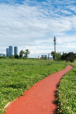 Bahar Parkı ve modern şehir