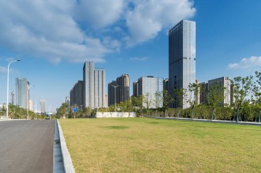 Şehirdeki boş şehir yolu ve binalar